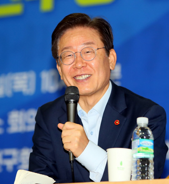 이재명 더불어민주당 당 대표 후보가 4일 제주상공회의소 회의장에서 열린 당원 및 지지자와의 대화에서 참석자 의견을 들으며 미소 짓고 있다. <연합뉴스>